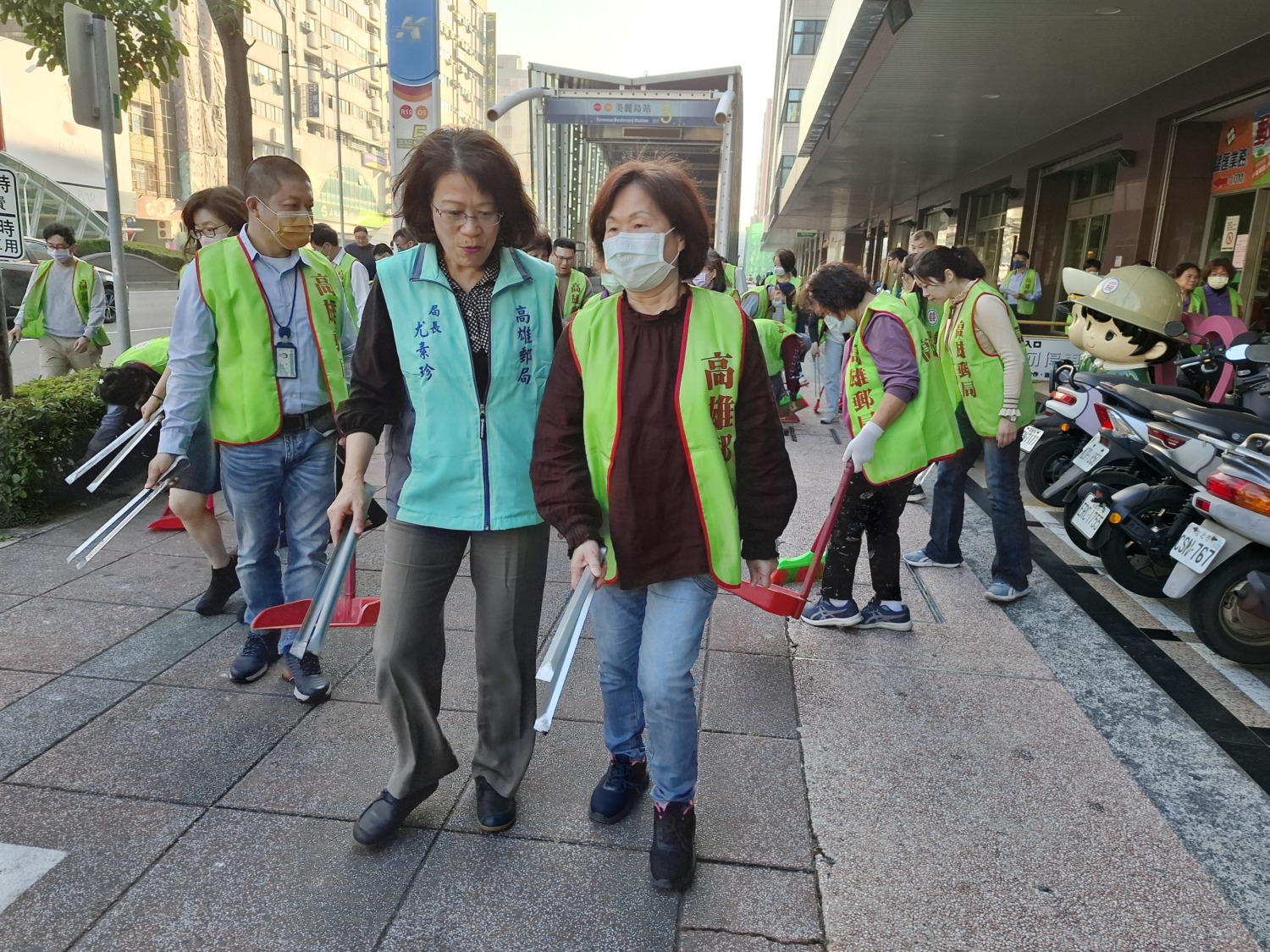 高雄郵局舉辦「高郵送暖、友愛社區」環境大掃除活動