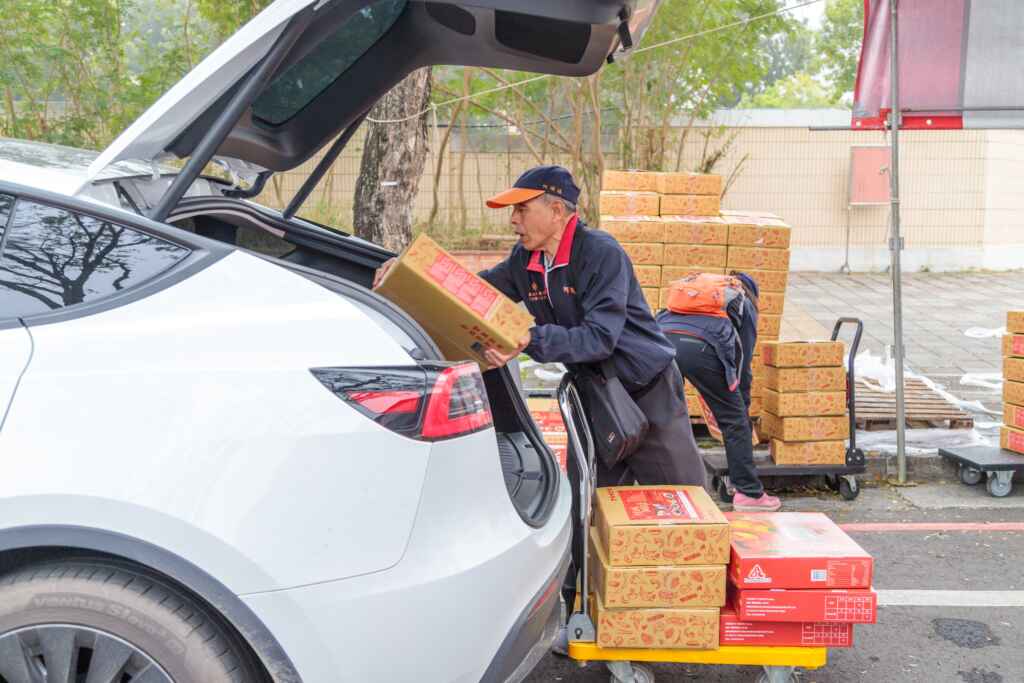 嘉義縣府同仁擔任志工，將滿載溫情的年菜及紅包親送給需要幫助的家庭。