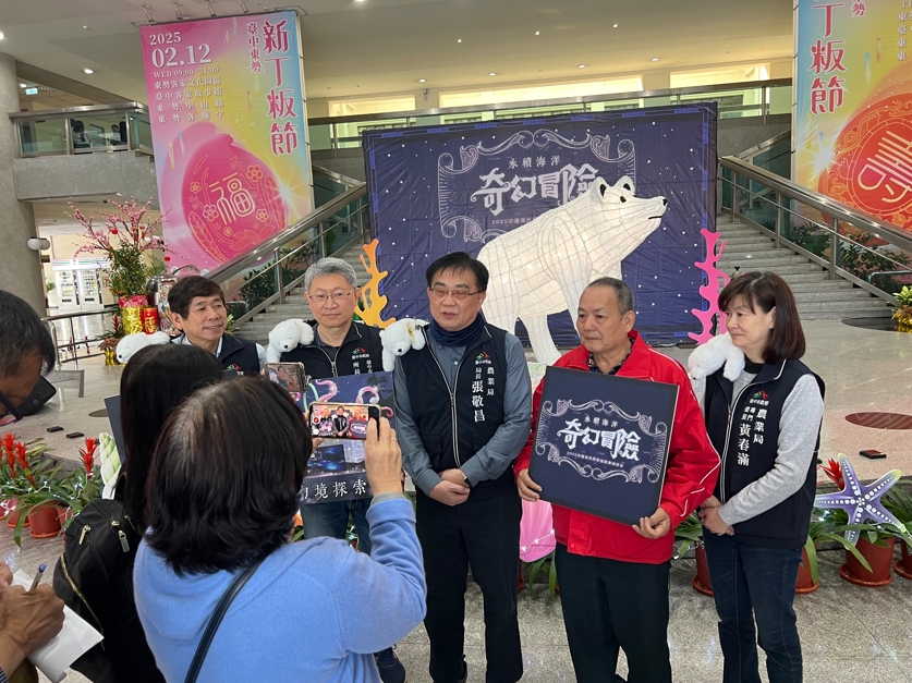 臺中市政府農業局局長張敬昌(中)介紹燈區精彩主題,以魔幻、奇幻為特色,打造不凡的視覺饗宴。圖/臺中市政府農業局