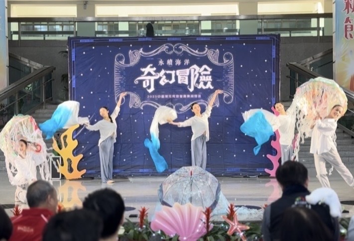 舞者帶來動人的舞蹈表演,民眾欣賞藝術之餘,也更了解海洋保育的重要性。圖/臺中市政府農業局
