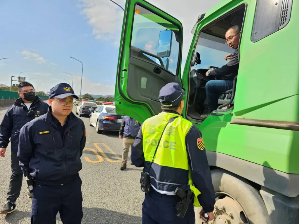 土城警分局「年節大掃車」,聯合環保局啟動「取締違規大型車輛」專案