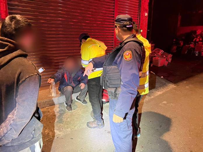 天冷小酌取暖不勝酒力 八德警助路倒男子安全返家 67 729954 0