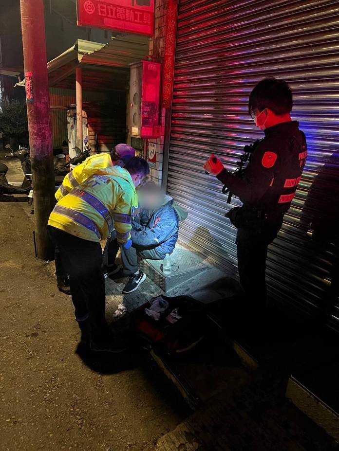 天冷小酌取暖不勝酒力 八德警助路倒男子安全返家 68 729953 0