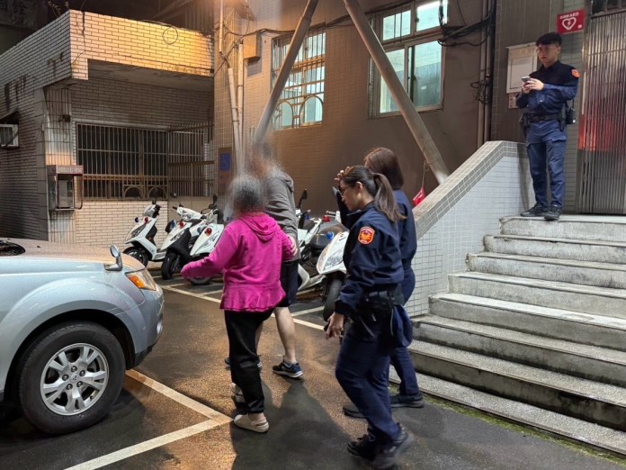 台南婦北上尋親迷途 龜山警靠這招助團圓 66 S 142000146 0