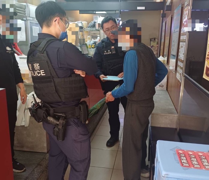 失智翁外出買午餐忘記回家路 楊梅警暖心送返家 66 S 72474638 0
