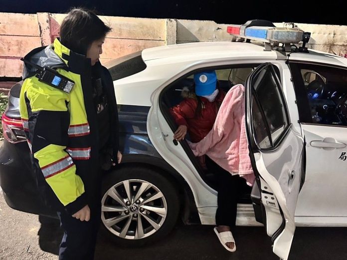 5旬婦癱坐路旁淋雨 平鎮暖警及時伸援 64 486182 0