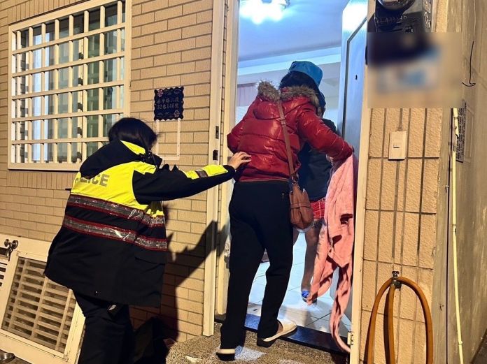 5旬婦癱坐路旁淋雨 平鎮暖警及時伸援 65 486183 0