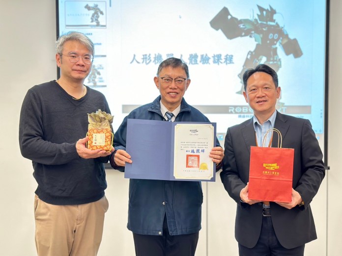 桃市圖攜手經國國中推動閱讀與創客教育 寒假營隊報名秒殺 72 致贈感謝狀于經國國中校長陳新文中