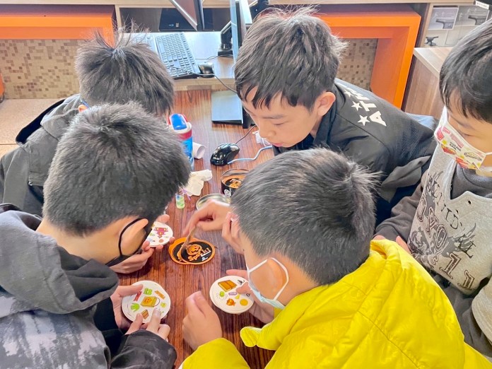 桃市圖攜手經國國中推動閱讀與創客教育 寒假營隊報名秒殺 73 透過八大主題課程,我們期望每位學生不僅能掌握知識,還能將知識轉化為實際能力,發現自己的興趣與潛能