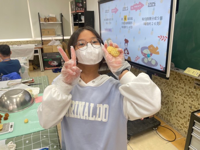 桃市圖攜手經國國中推動閱讀與創客教育 寒假營隊報名秒殺 74 體驗烘焙課程,製作鳳梨酥伴手禮。
