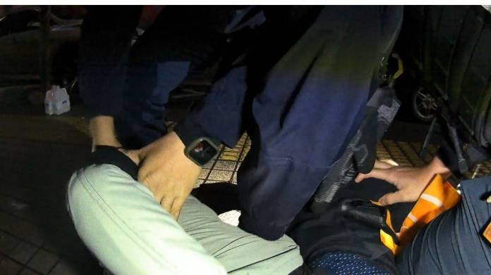 男子街頭與人爭執竟亮槍恐嚇 被逮後冤喊:以為她罵我 64 2065781 0