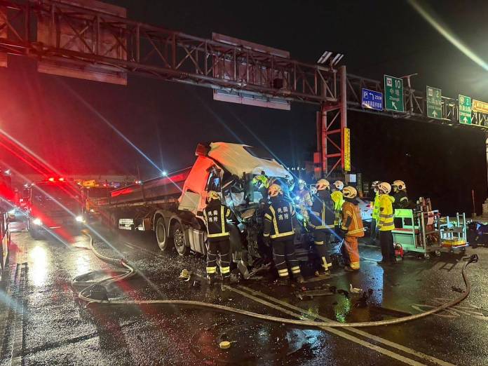 大園交流道入口前曳引車撞前車 駕駛送醫不治 64 324660 0