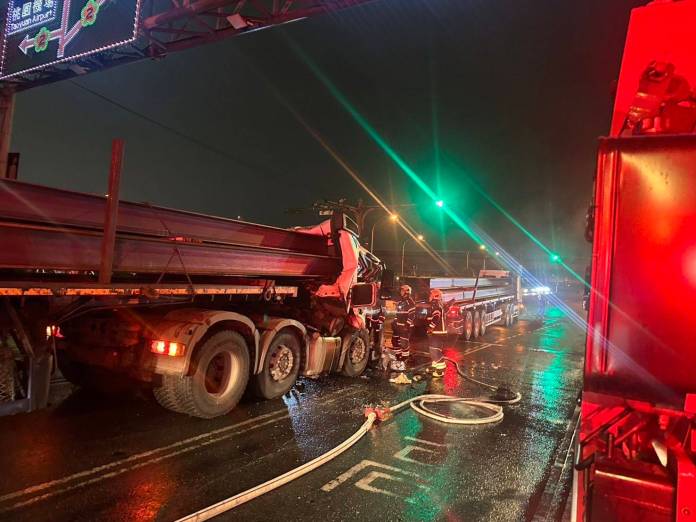大園交流道入口前曳引車撞前車 駕駛送醫不治 65 324663 0