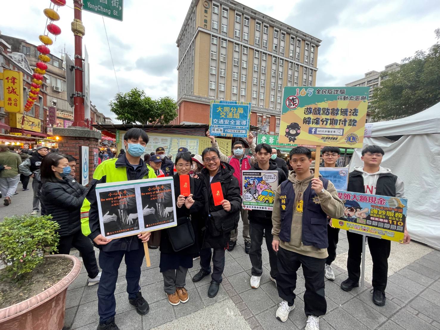 大同分局隊長高玉松希望每一位市民和遊客都能感受到來自警察的關懷與守護,讓這個新春佳節更加祥和快樂。(記者 黃荷琇翻攝)