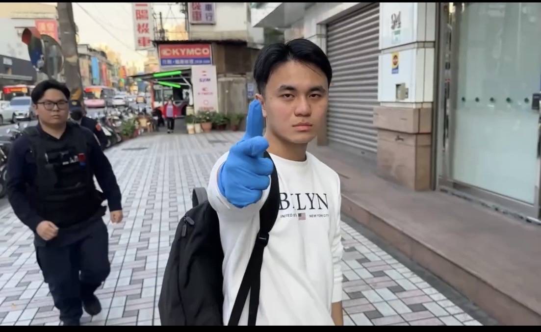 本次演練劇情重現「周處除三害」主角陳桂林警匪追逐經典橋段,由偵查隊同仁扮演搶嫌(超能力者「小帥」)。(記者 張艷君翻攝)