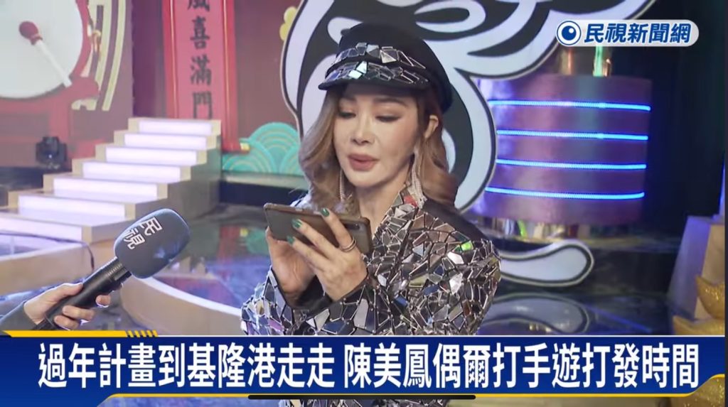警察化身燈光師？「全台最美歐巴桑」陳美鳳偕藍心湄羅馬熱舞＂濃妝搖滾＂！曝新年計畫「做這件事」