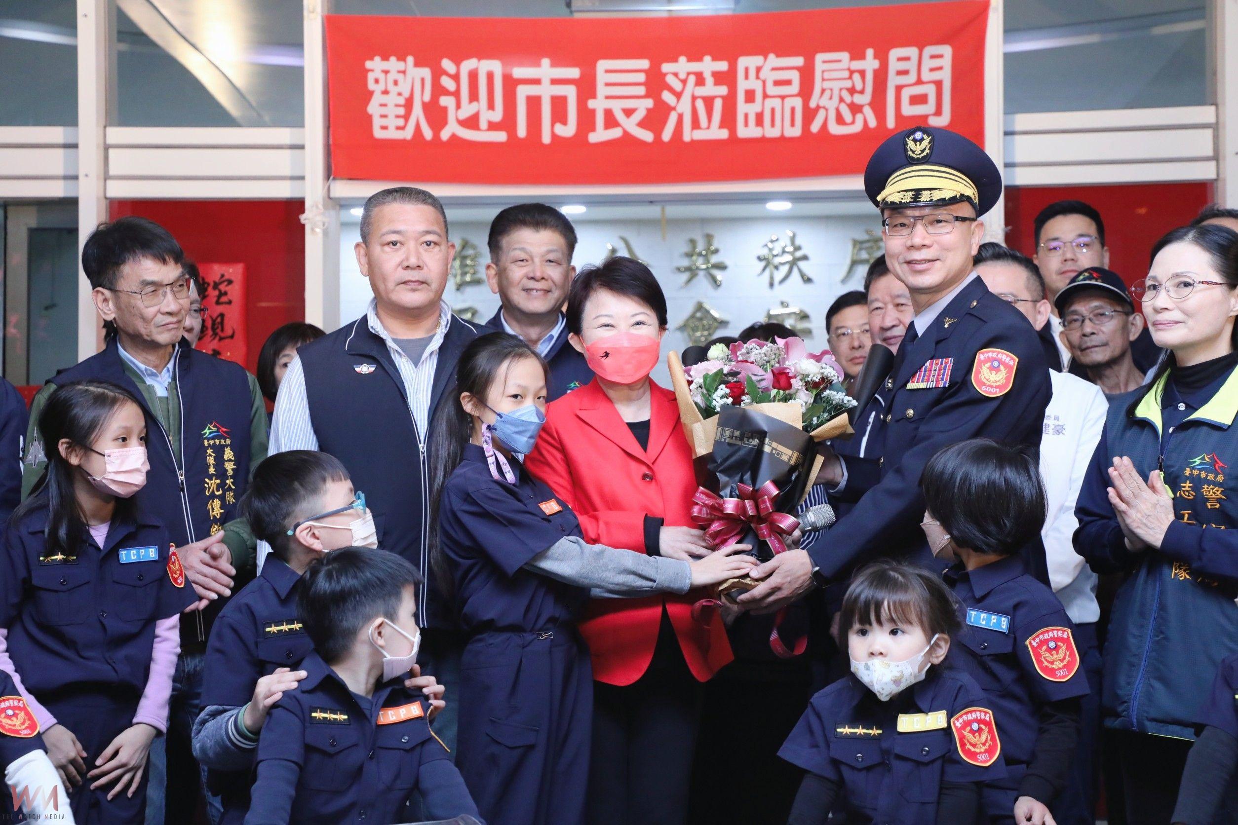 中市府兵分八路慰勉第一線執勤人員 盧秀燕贈小紅包感謝:守護市民過好年 - https://www.watchmedia01.com