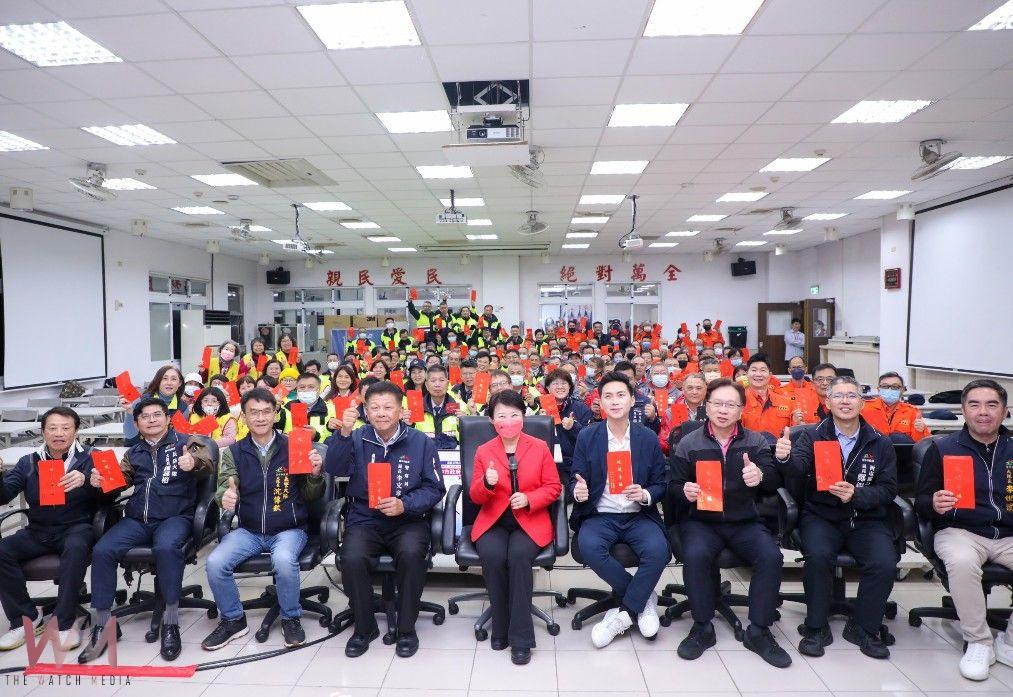 中市府兵分八路慰勉第一線執勤人員 盧秀燕贈小紅包感謝:守護市民過好年 - https://www.watchmedia01.com