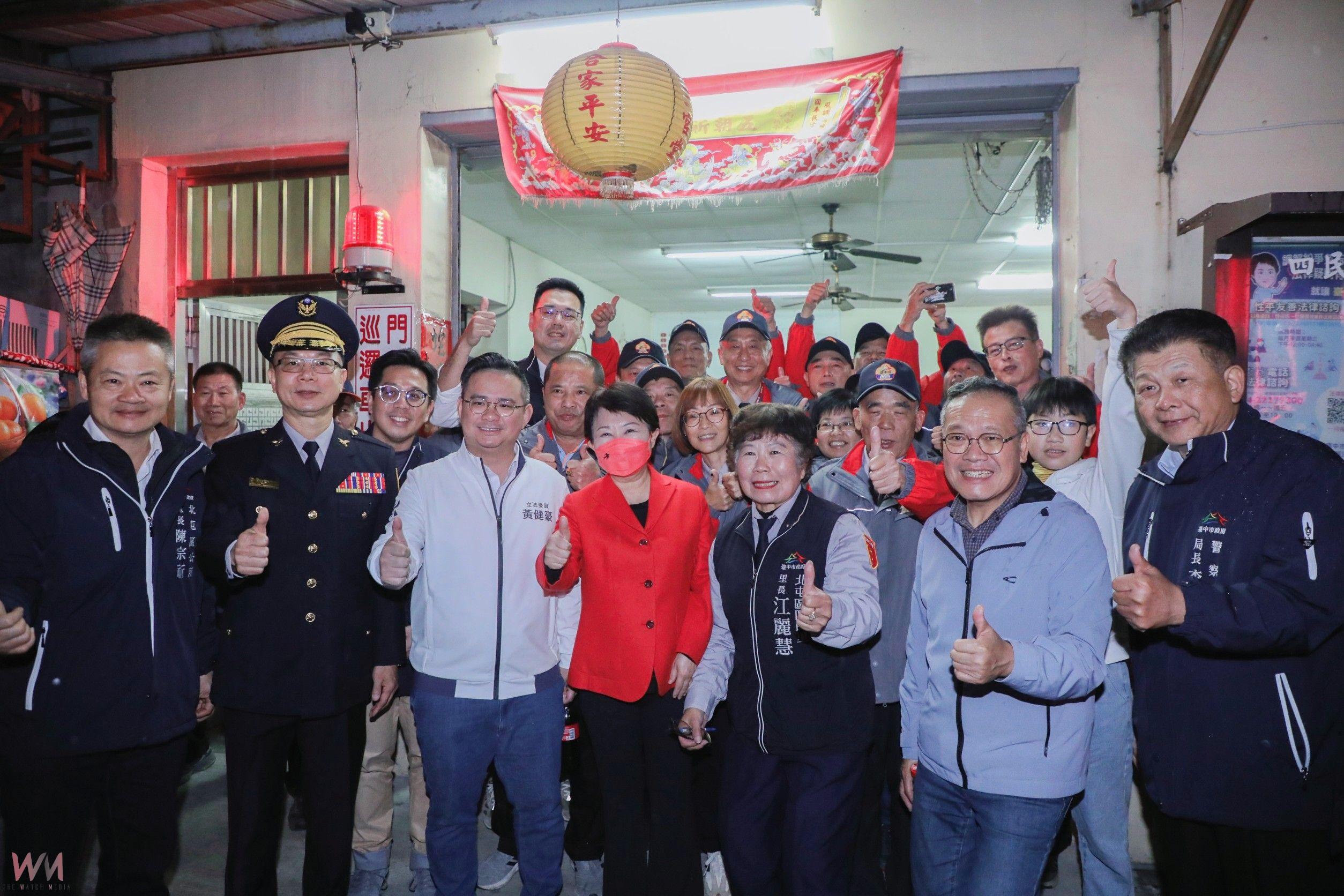 中市府兵分八路慰勉第一線執勤人員 盧秀燕贈小紅包感謝:守護市民過好年 - https://www.watchmedia01.com