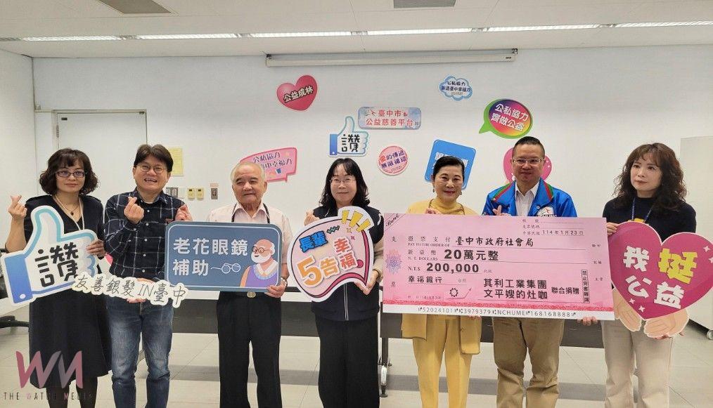 廣播名人文平、文平嫂拍賣「金茶壺」愛心做公益　中市社會局獲贈20萬元感謝寒冬送暖
