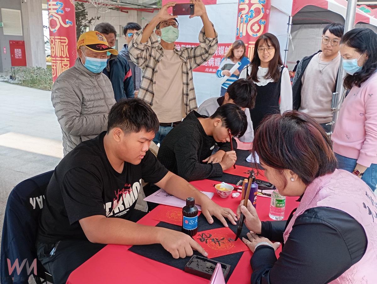 （有影片）／元長鄉公所揮毫贈春聯 傳遞濃濃年味與祝福 - https://www.watchmedia01.com