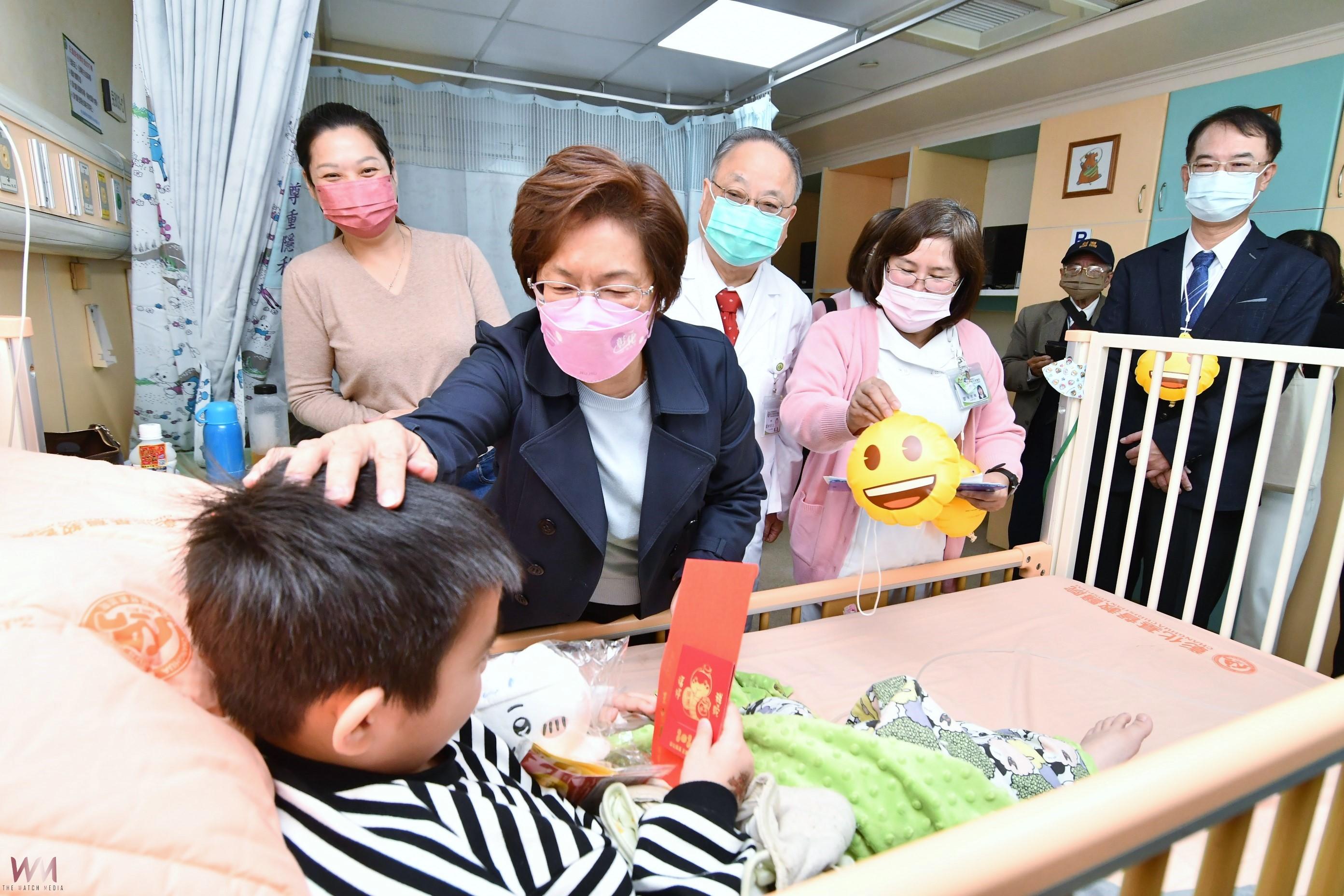 王惠美縣長探視住院病童　送上春節祝福與小禮物