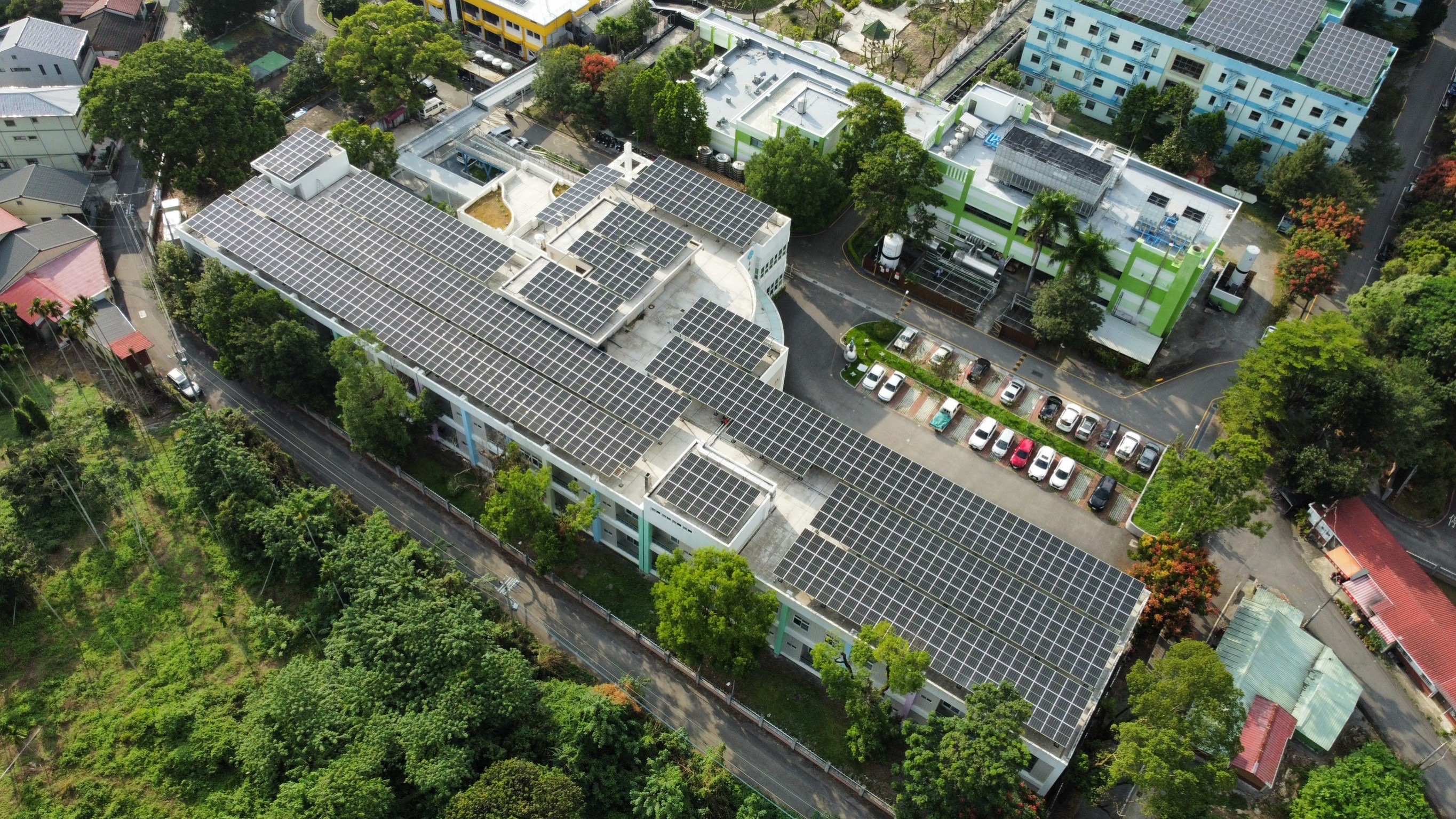 臺中榮總埔里分院於滯洪池設置太陽光電系統積極配合政府推動綠能 - https://www.watchmedia01.com