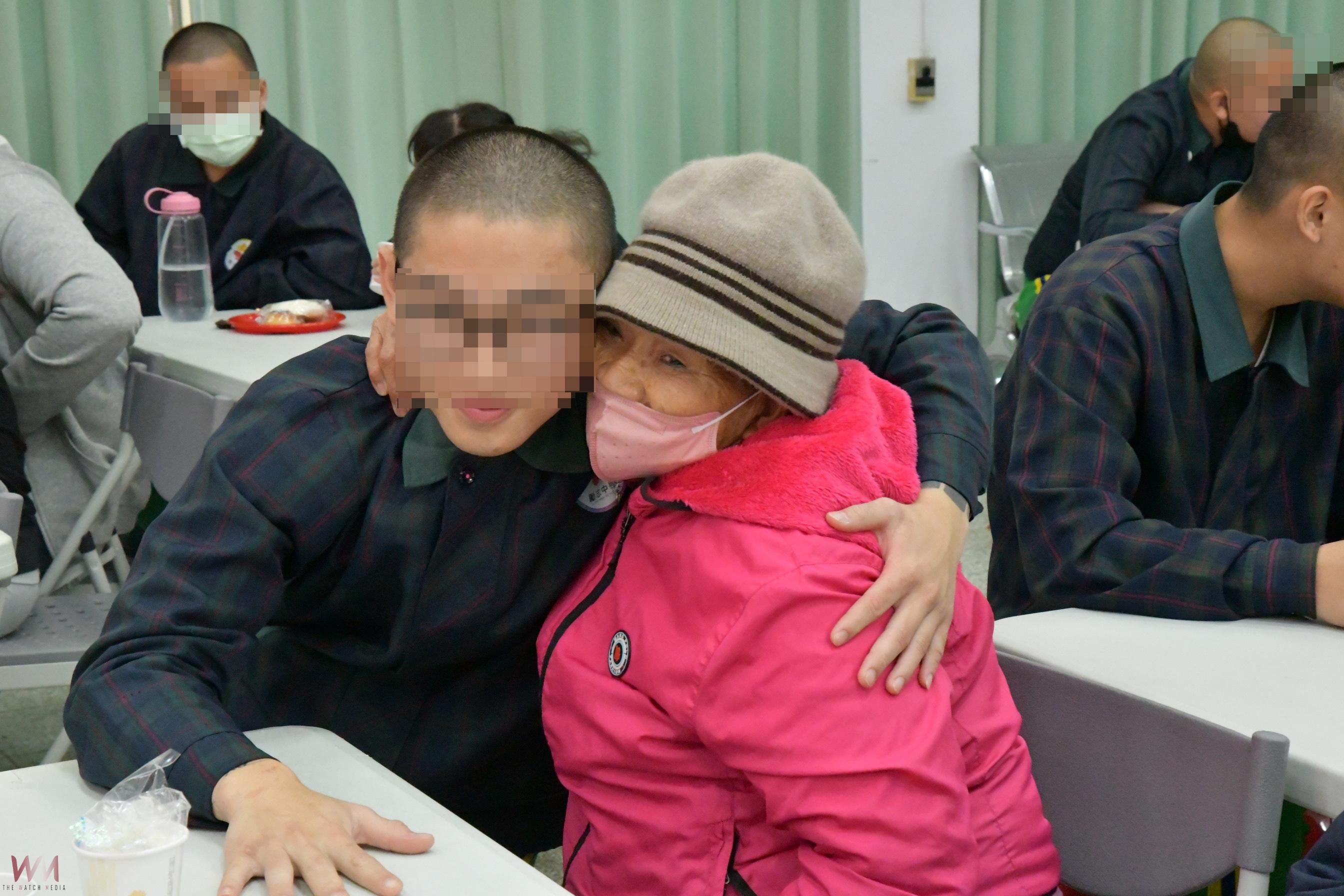 勵志中學春節懇親活動 少年懺悔與家人相擁而泣場面感人 - https://www.watchmedia01.com