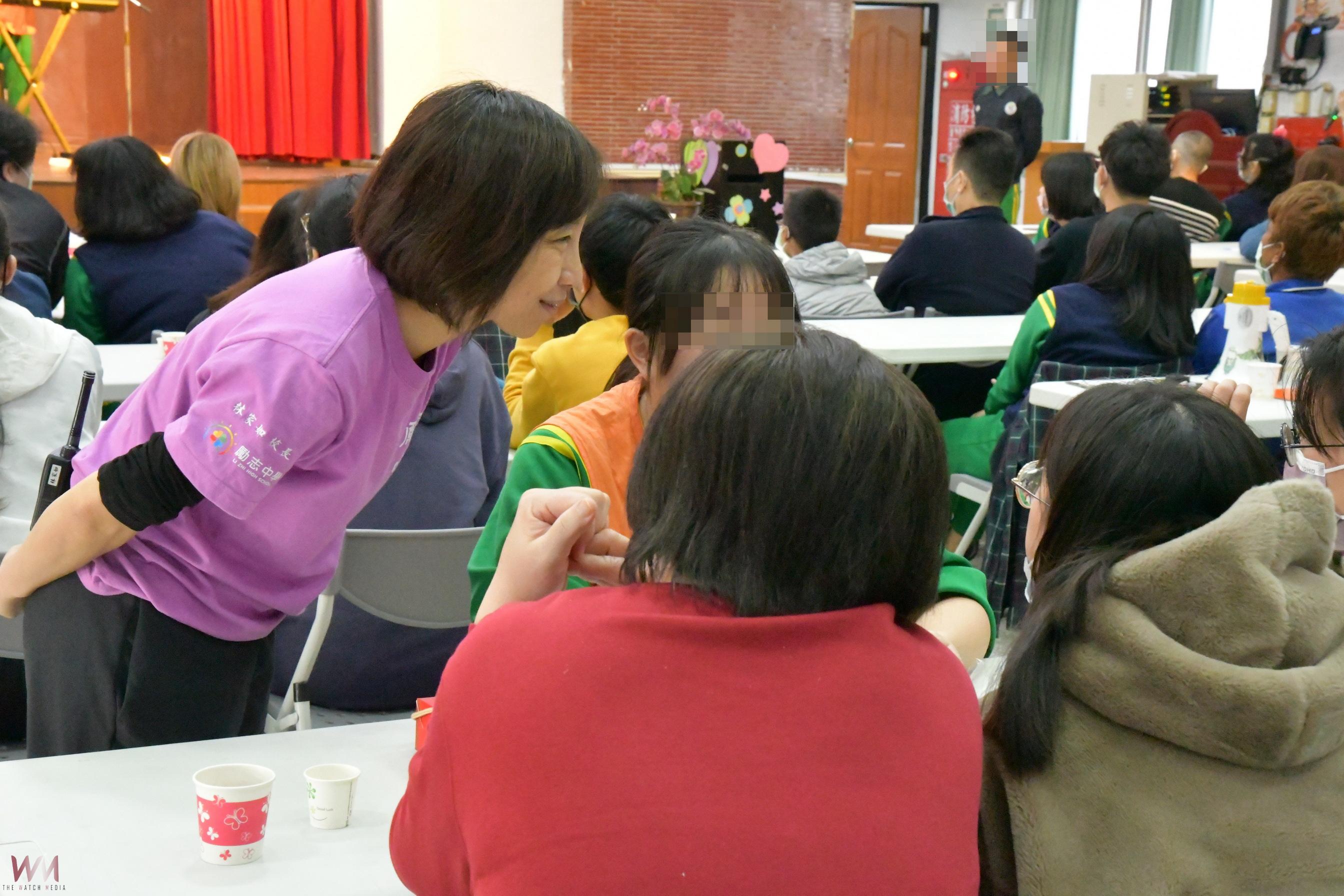 勵志中學春節懇親活動 少年懺悔與家人相擁而泣場面感人 - https://www.watchmedia01.com
