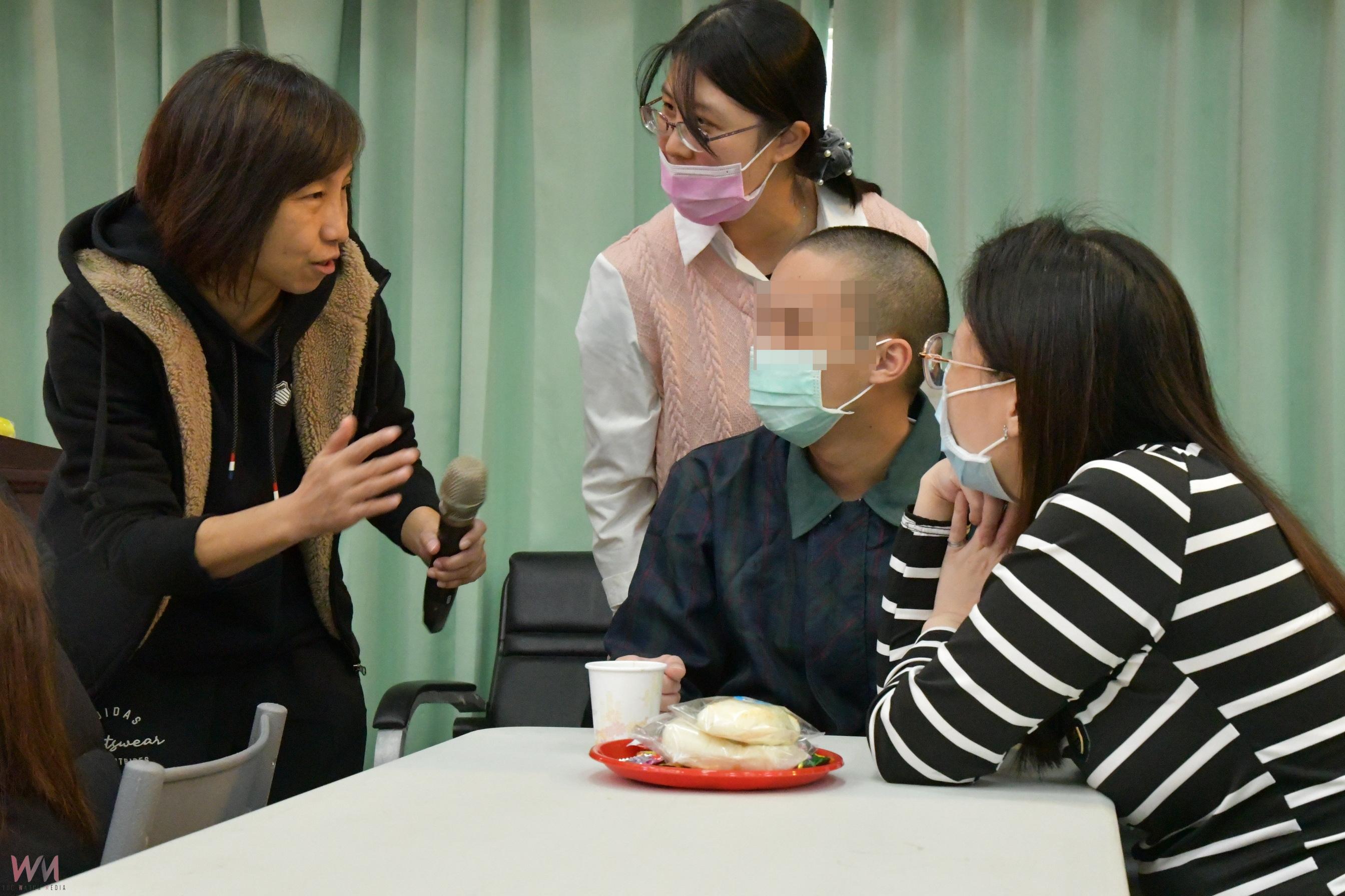 勵志中學春節懇親活動 少年懺悔與家人相擁而泣場面感人 - https://www.watchmedia01.com