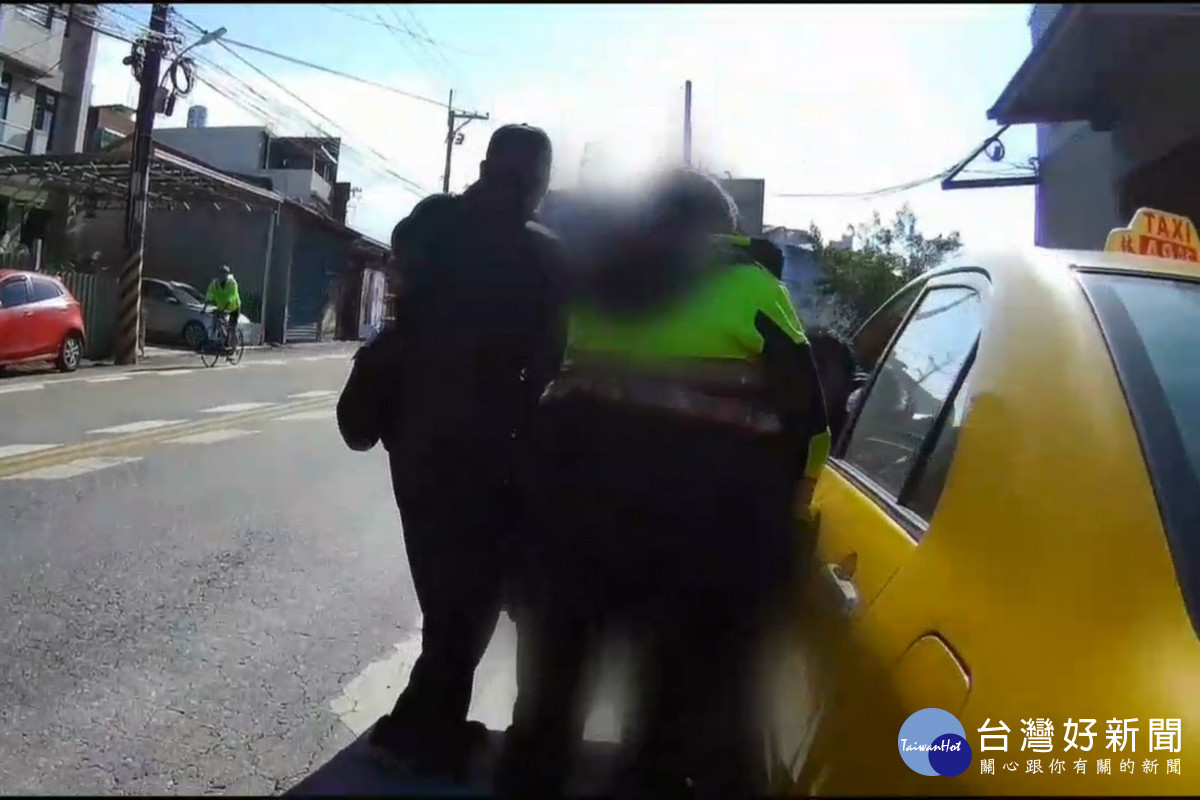 黃姓男子糖尿病體力不支路倒,蘆竹分局警消聯手協助就醫。