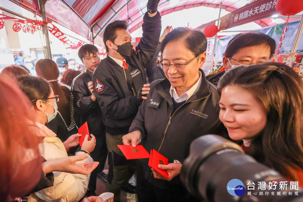 金蛇迎春,桃園市長張善政於桃園年貨大街發放福袋。(資料照片)