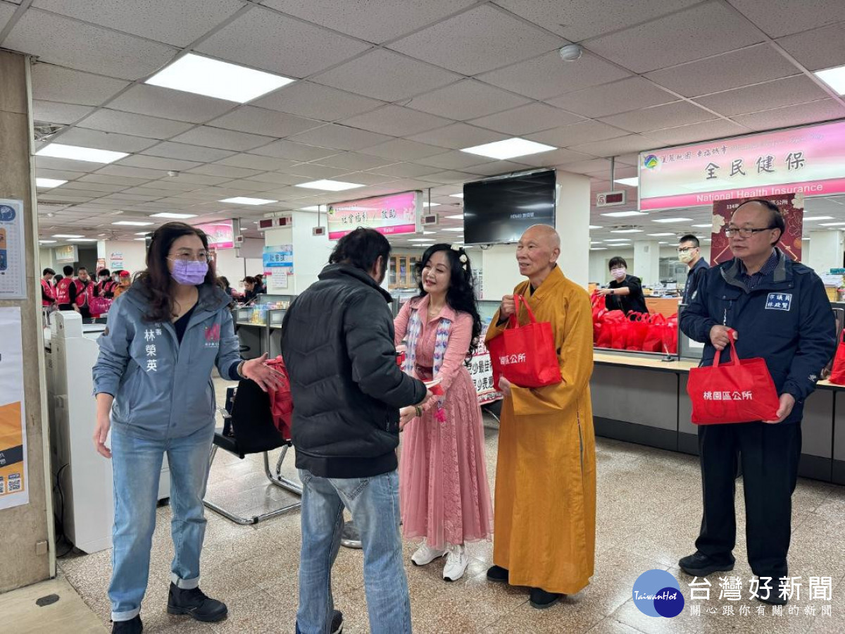 婦聯會集結百萬愛心捐贈,桃園區接力送暖獨居長者。