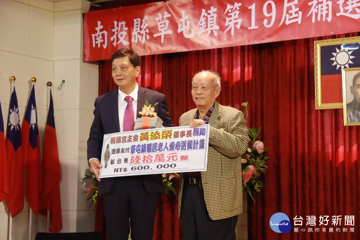 草屯媽朝清宮黃主委捐贈60萬元做獨老送餐基金。(記者扶小萍攝)