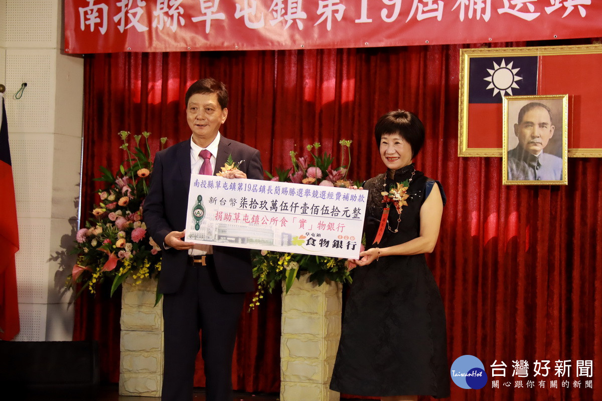 簡賜勝捐出競選補助款。(記者扶小萍攝)