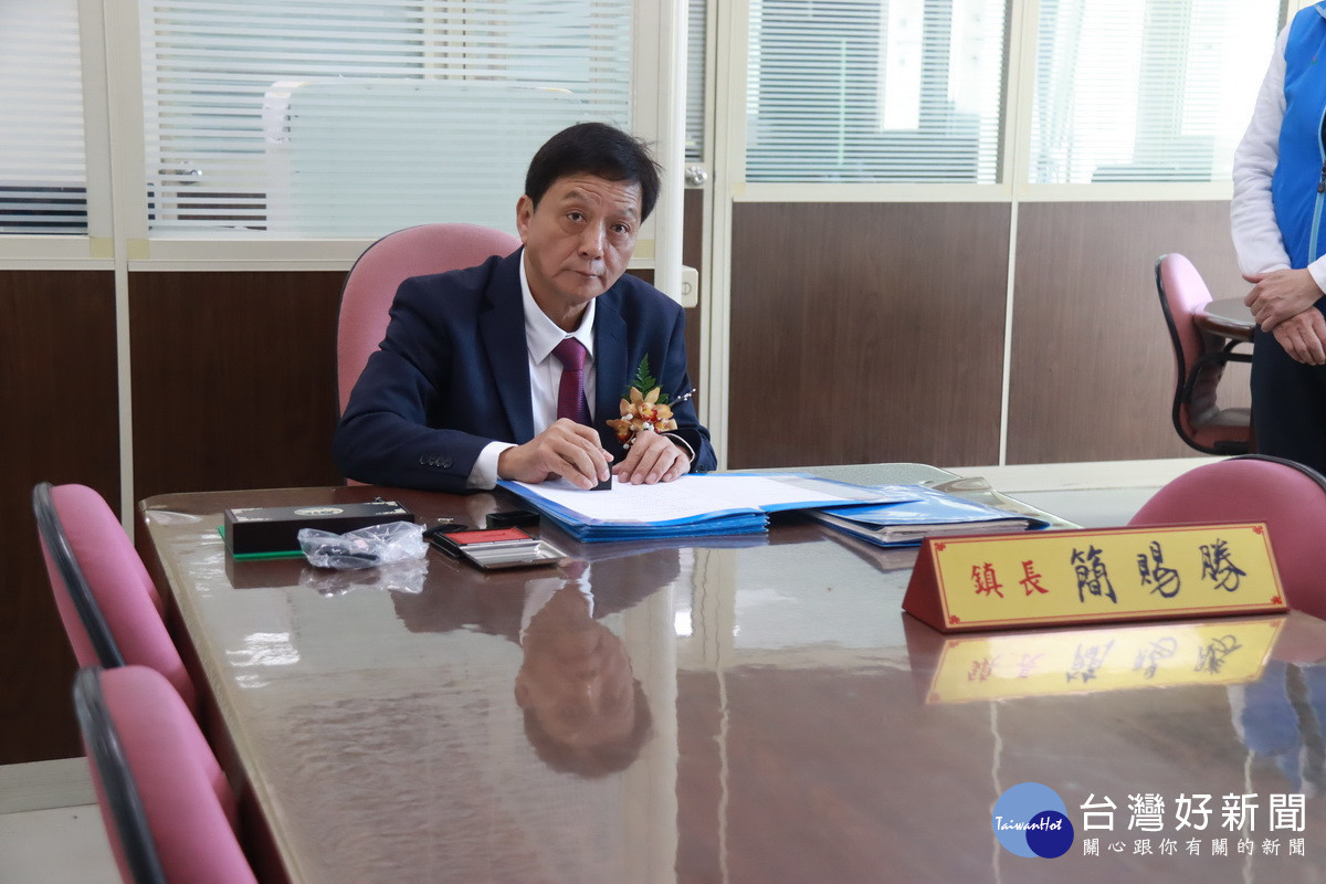 簡鎮長就職後簽發第一件公文。(記者扶小萍攝)