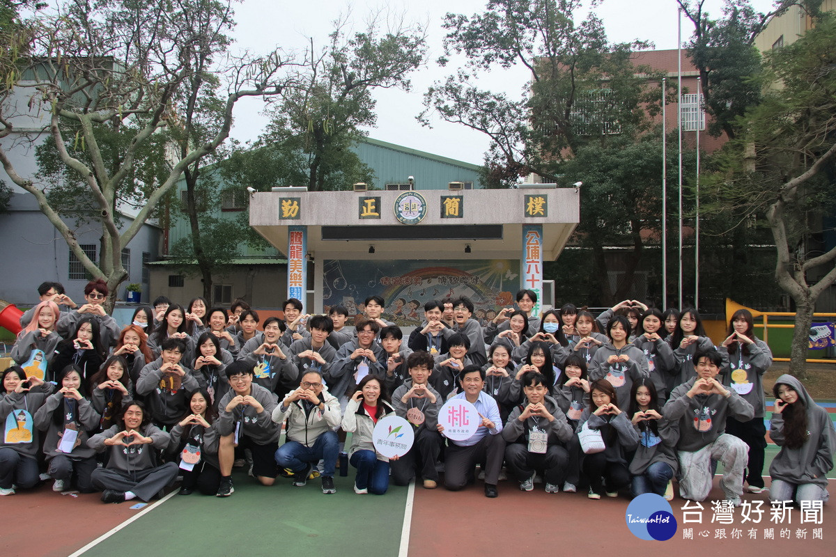 長庚大學桃園校友會「返鄉服務冬令營」志工團隊合影。<br /><br />
