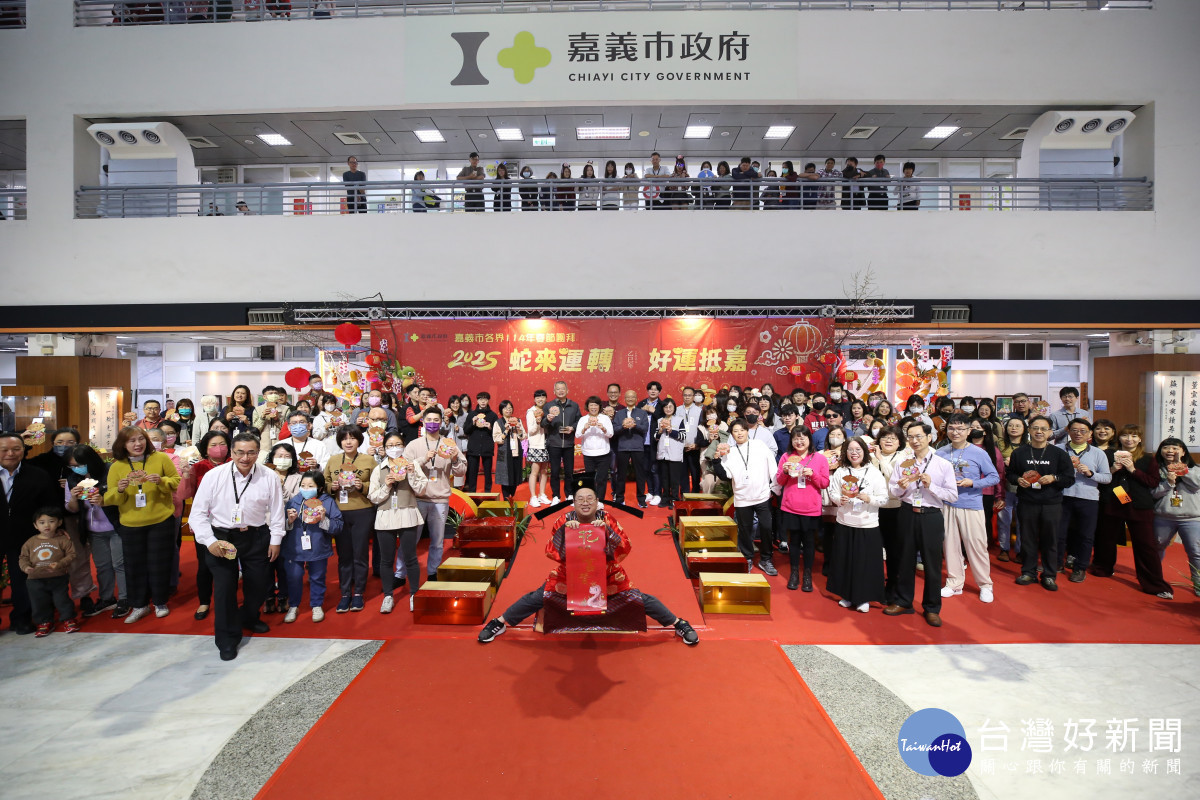嘉義市長黃敏惠親手分送同仁象徵好運與祝福的小紅包/嘉義市府提供