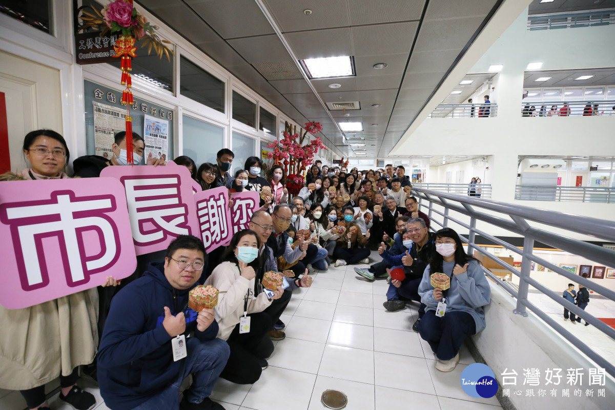 嘉義市長黃敏惠親手分送同仁象徵好運與祝福的小紅包/嘉義市府提供