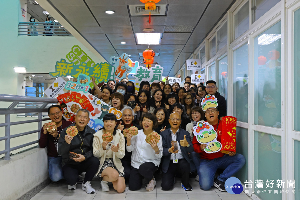 嘉義市長黃敏惠親手分送同仁象徵好運與祝福的小紅包/嘉義市府提供