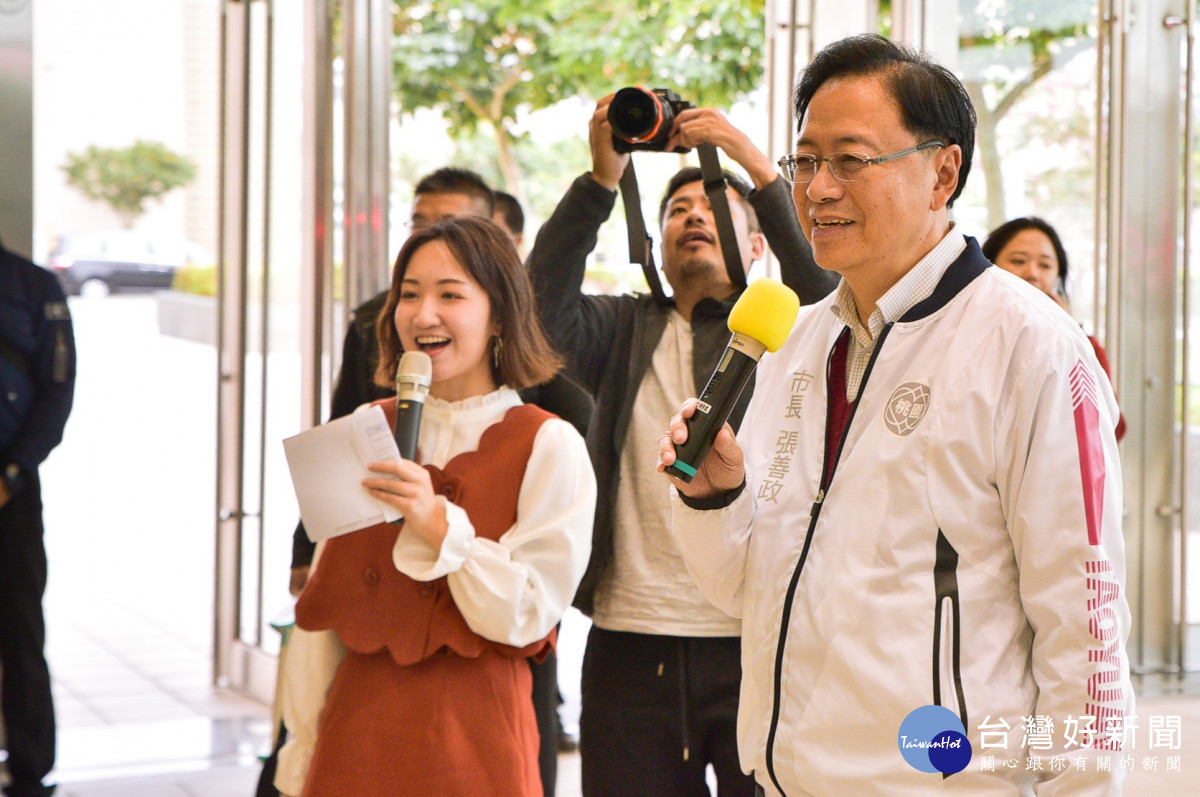 桃園市長張善政於桃捷公司辭歲,發放「轉來好運」福袋。