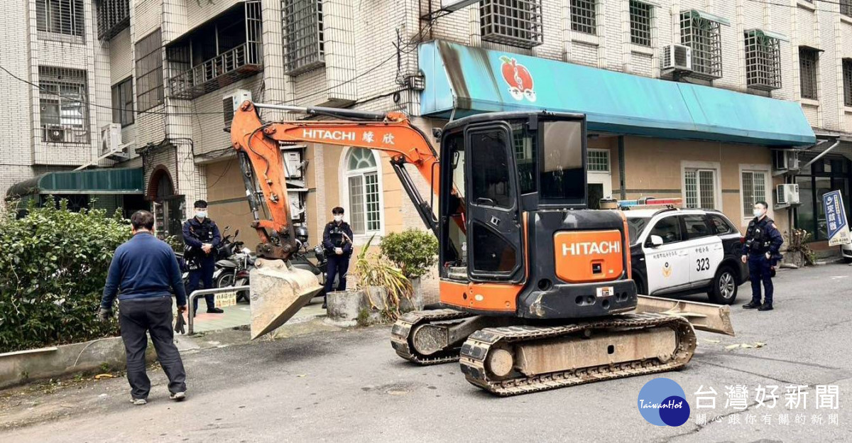 中壢警分局為守護市容整潔、交通暢通及用路人權益,持續執行整理清除道路障礙,加強取締違規攤販及車輛。