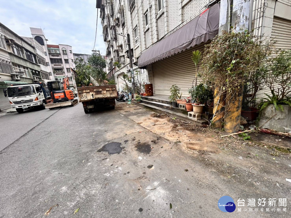 中壢警分局為守護市容整潔、交通暢通及用路人權益,持續執行整理清除道路障礙,加強取締違規攤販及車輛。