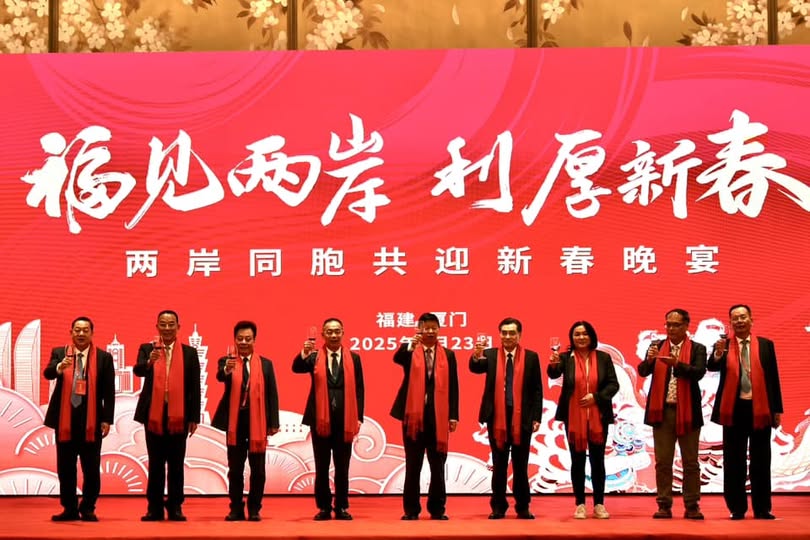 陳玉珍(右三)23日前往中國廈門參加活動,與中國國台辦主任宋濤(中)共迎新春。翻攝陳玉珍臉書