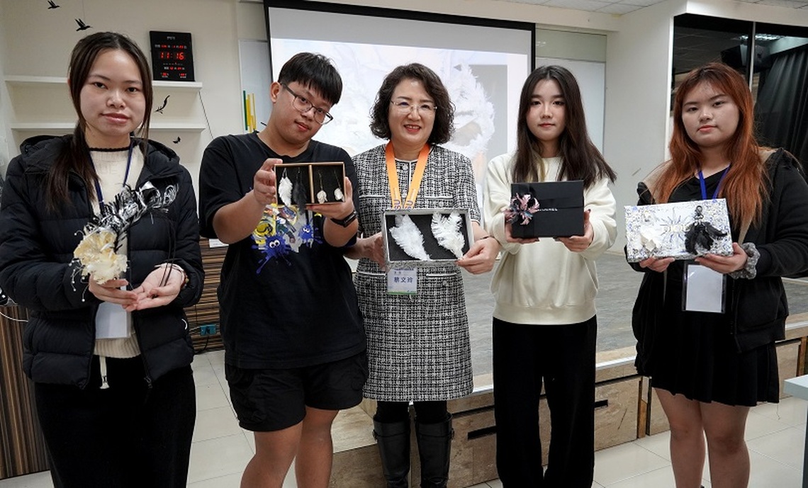正修冬令營熱滾滾  妝彩「羽」你「香」遇 資工駭客來襲戰隊迎擊