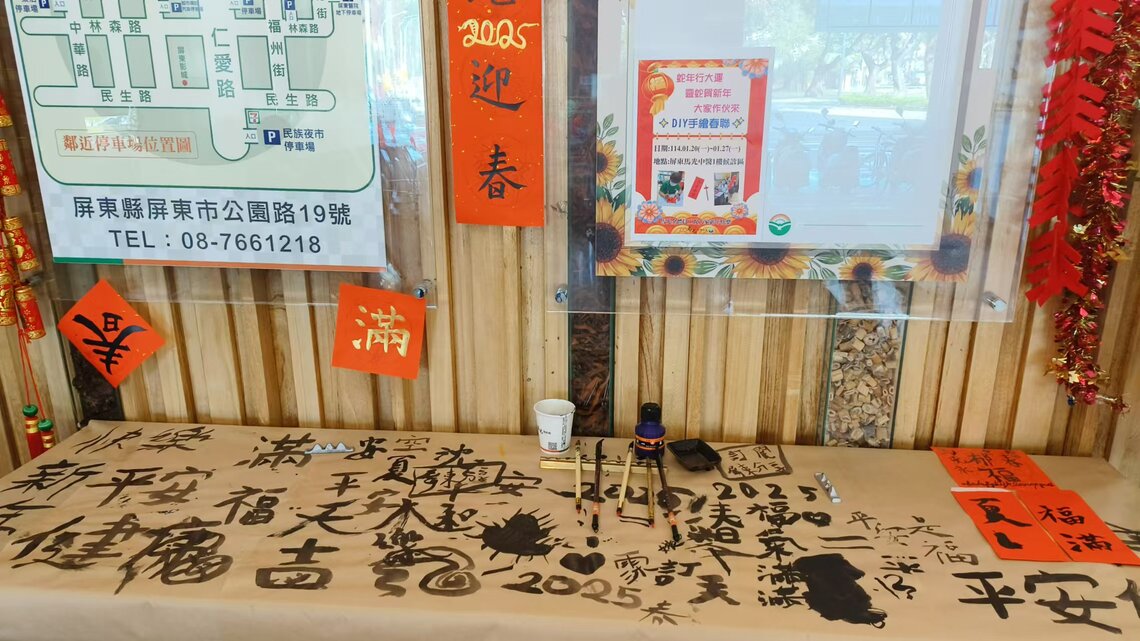 讓等掛號、領藥民眾練習書法,試寫春聯,也是醫院經營新點子