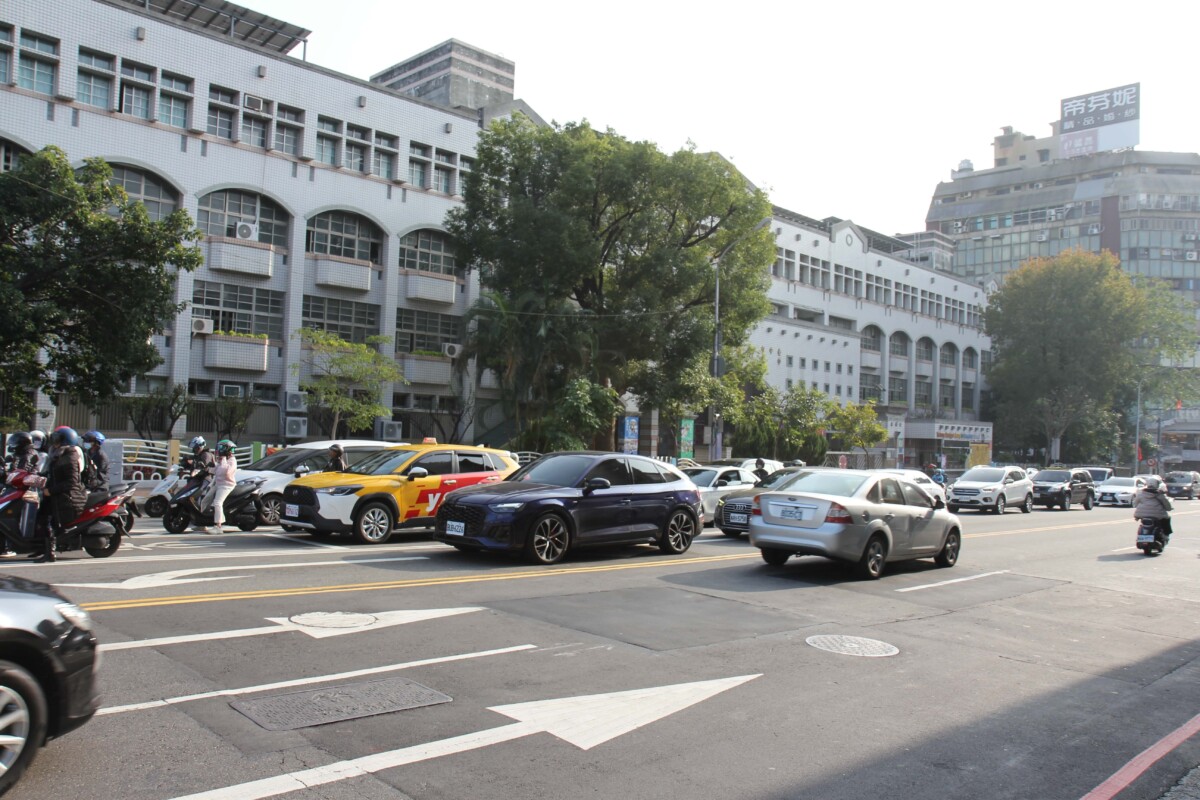 ▲春節連假出遊走春預估車潮湧現，提醒民眾多留意路況並多利用離峰時間避開壅塞。(圖/中市府提供)