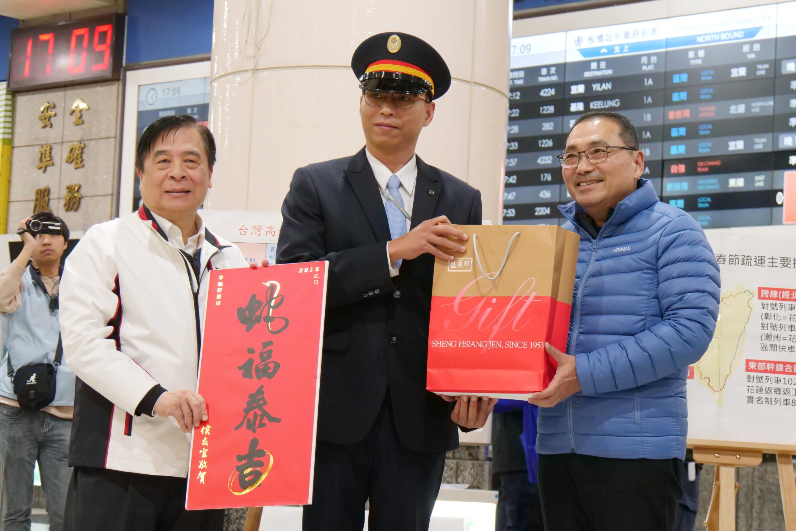 侯友宜慰勞春節交通疏運基層 贈民眾福袋拜早年