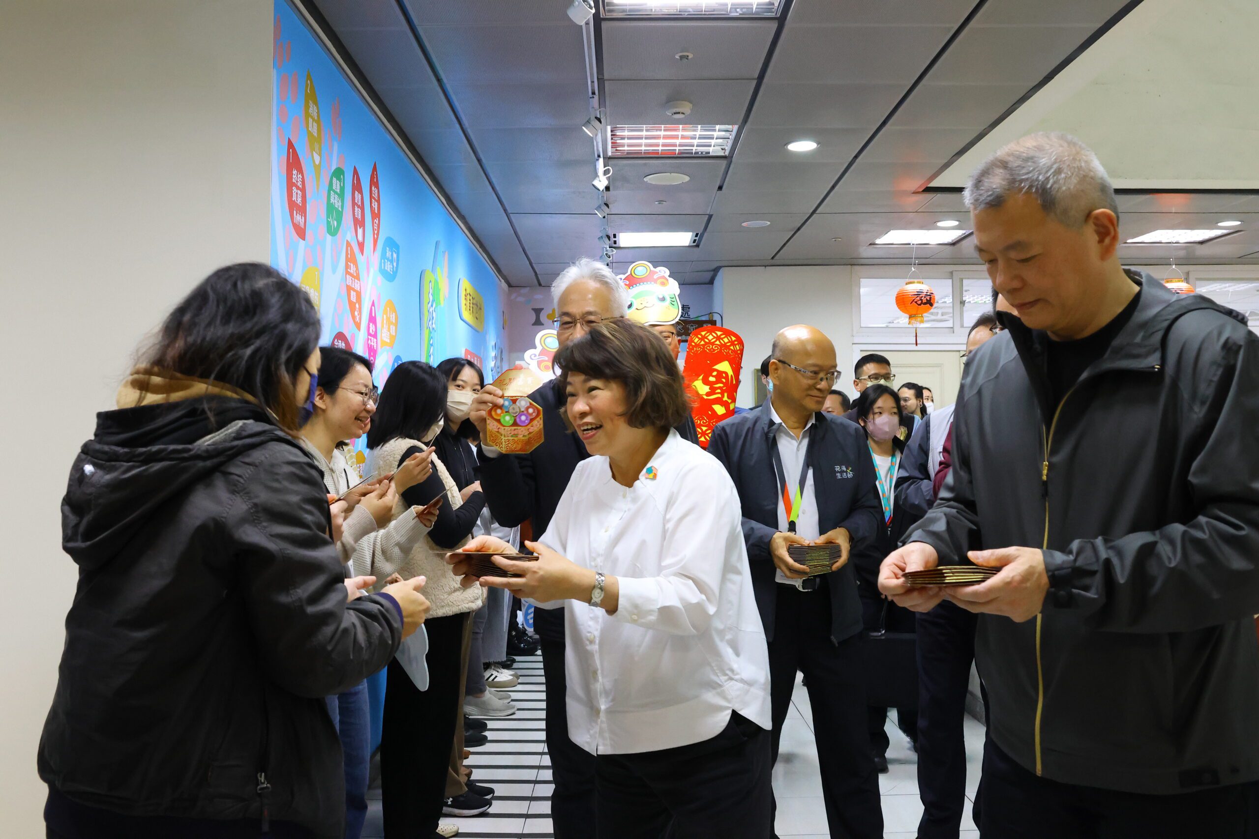 嘉義市長黃敏惠分送春節紅包 祝福同仁「幸福不斷、不斷幸福」迎新年
