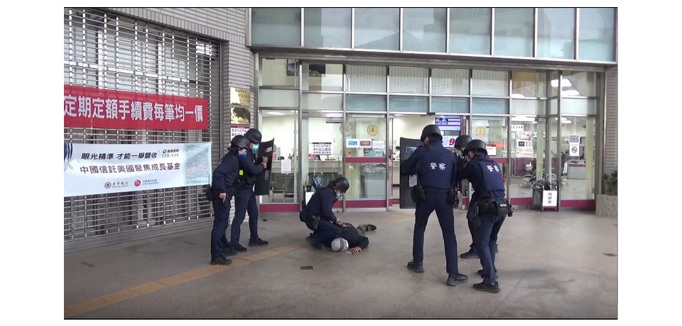 南投警分局結合臺灣銀行南投分行實施金融防搶演練 場面逼真